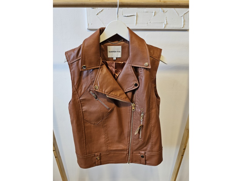 Harper & Yve leren bodywarmer in bruin met rits- en knoopdetails.