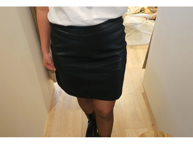 Zwart lederlook dames rokje – Juffrouw Jansen maat M