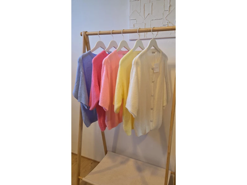 Zacht Pastel Vest met Glitterknopen – Lente Collectie