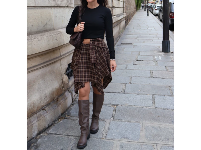 Geruite rok met asymmetrische zoom – bruin