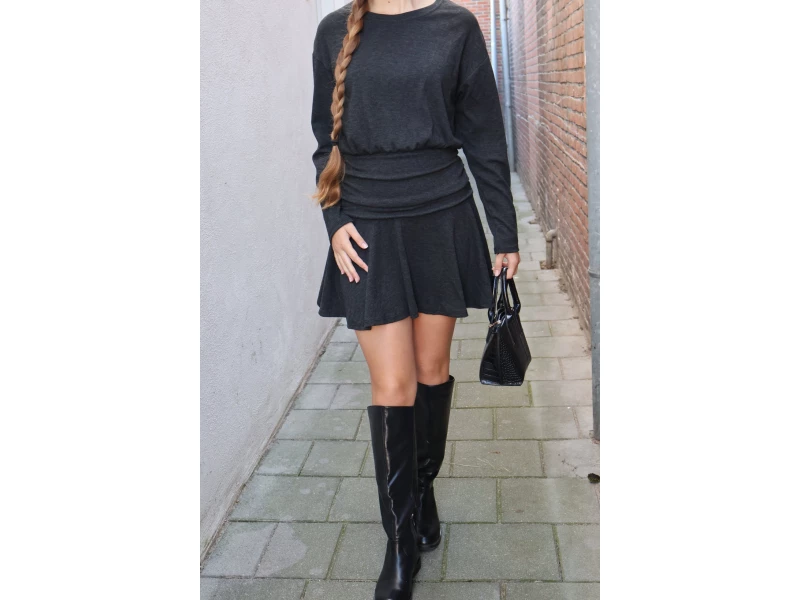Antraciet jurkje met tailledetail – one size